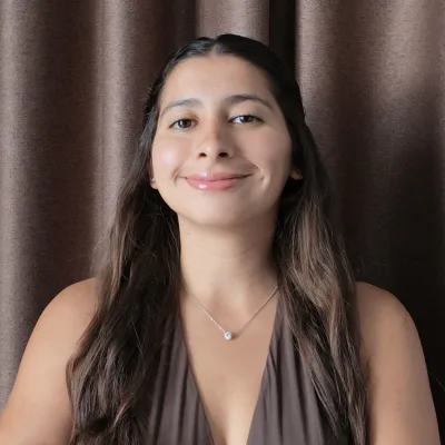 Retrato de Cami, cofundadora de la formación de ecommerce.